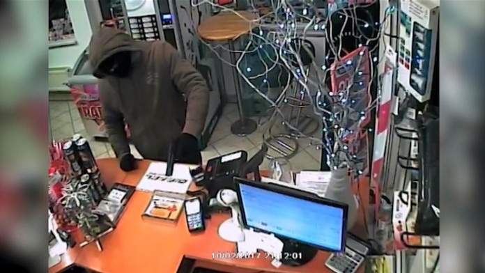 Lupič na benzínovom čerpadle.