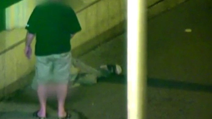 Okoloidúci sa vymočil na spiaceho muža, ktorý ležal na zemi.