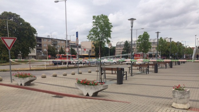 Evakuovaná železničná stanica v Trnave.