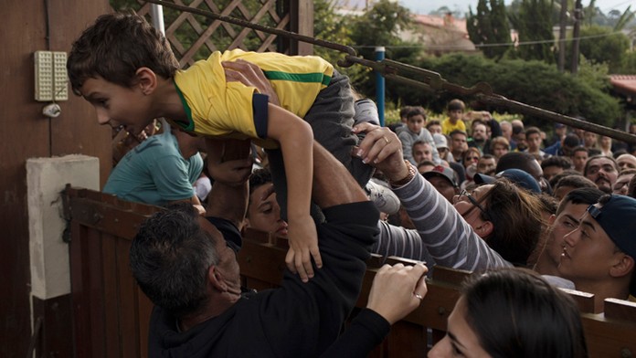 Tlačenica na tréning brazílskej reprezentácie v meste Teresopolis.