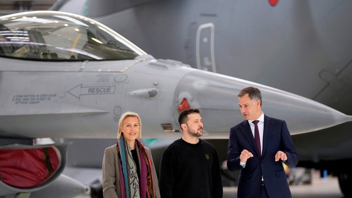 Belgická ministerka obrany Ludivine Dedonderová a premiér Alexander De Croo s ukrajinským prezidentom Volodymyrom Zelenským