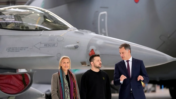 Belgická ministerka obrany Ludivine Dedonderová a premiér Alexander De Croo s ukrajinským prezidentom Volodymyrom Zelenským