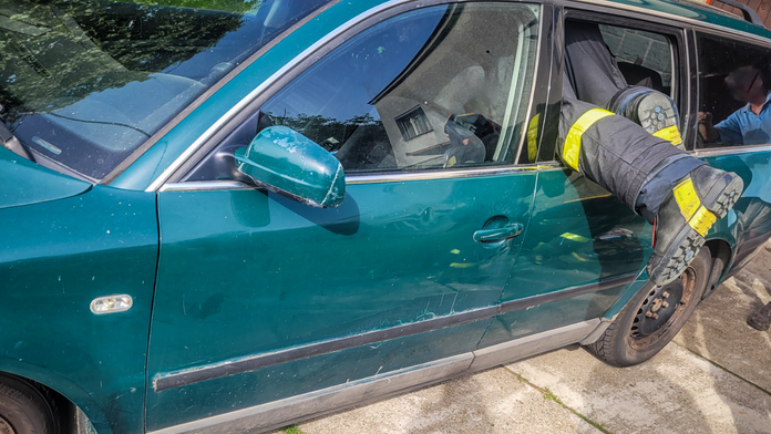 Hasiči vo Frýdku-Místku zachraňujú muža, ktorý uviazol v rozpálenom aute.