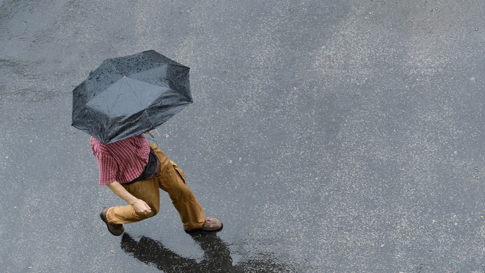 Muž s dáždnikom v ruke.