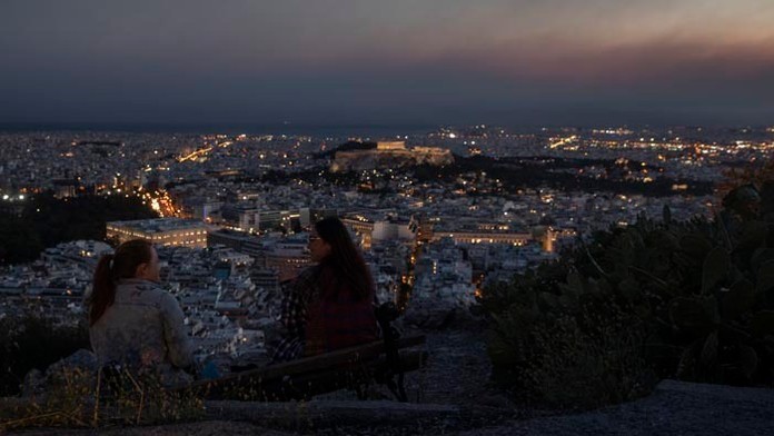 Dym z lesného požiaru pokrýva Atény.