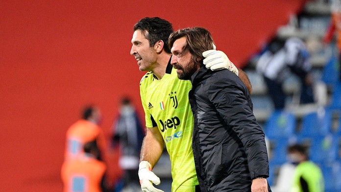 Zľava Gianluigi Buffon a kouč Juventusu Andrea Pirlo.