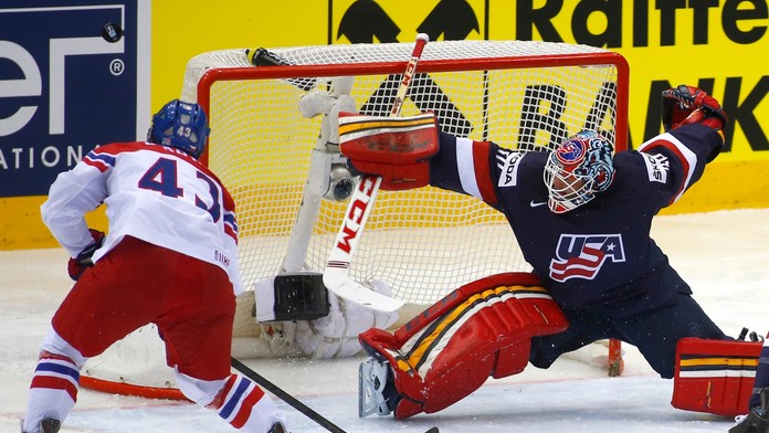 Český hokejista Jan Kovář a americký brankár Tim Thomas (MS 2014)