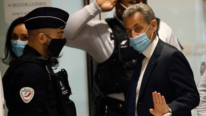 Na archívnej snímke z 1. marca 2021 bývalý francúzsky prezident Nicolas Sarkozy máva počas príchodu do súdnej siene v Paríži.