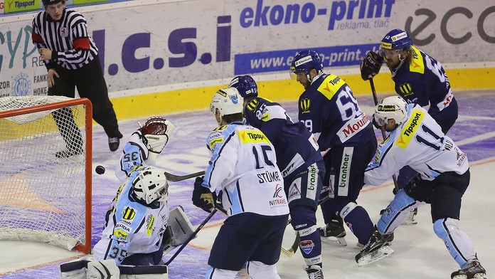 Hráč Martina Vítězeslav Bílek skóruje na 2:1