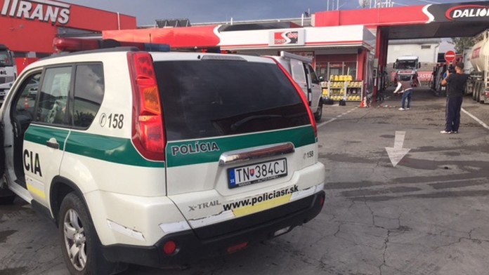 Pred Trenčínom prepadli benzínovú pumpu, páchatelia sú na úteku.