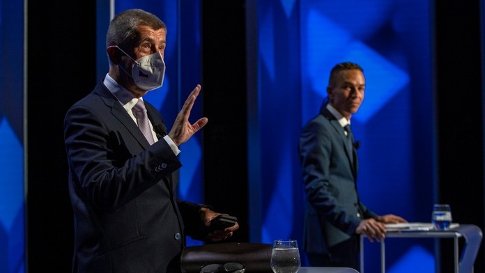 Andrej Babiš (ANO) a Ivan Bartoš (Piráti a Starostové) počas televíznej debaty.