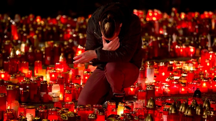 Sviečky pre obete požiaru z nočného klubu v Rumunsku.jpg