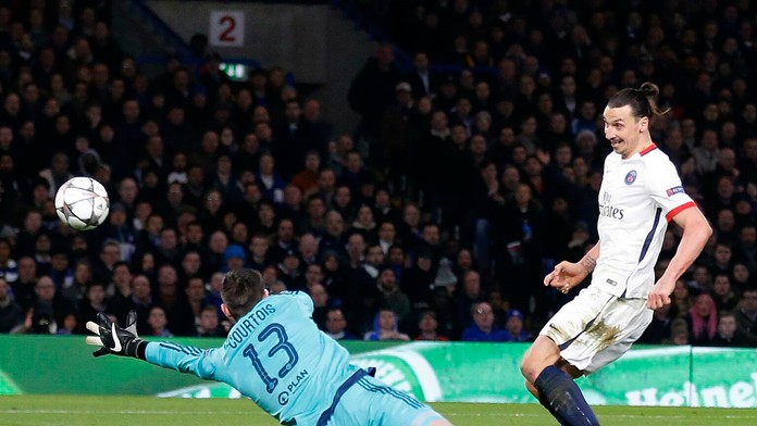 Zlatan Ibrahimovič strieľa gól Thibaultovi Courtoisovi.