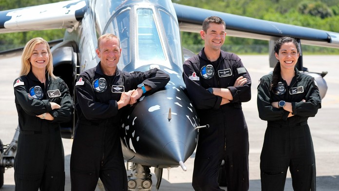 Na snímke posádka lode lode Crew Dragon.