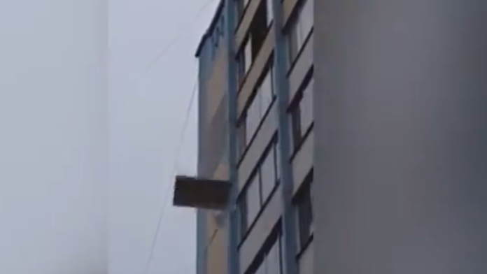 Vyhodil aj nábytok. 