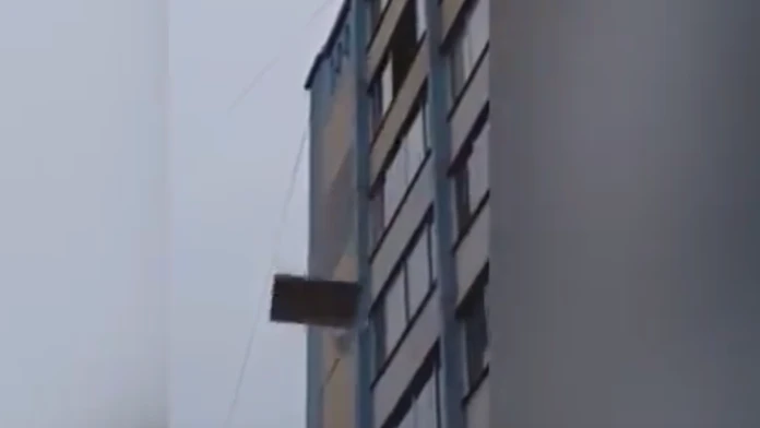 Vyhodil aj nábytok. 