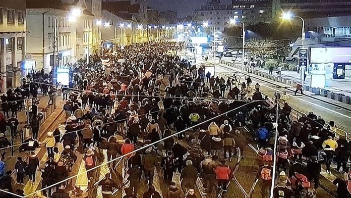 Pochod protestujúcich zo Šafárikovho námestia pred Úrad vlády.