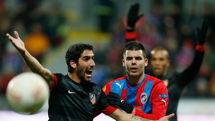 Na archívnej snímke Michal Ďuriš (v červenom) v dueli Európskej ligy proti Atléticu Madrid.