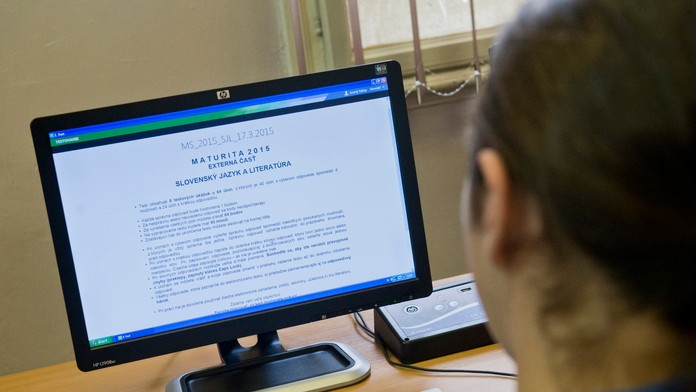 Žiači na Strednej priemyselnej škole na Fajnorovom nábreží absolvovali písomnú maturitu zo slovenčiny na počítačoch.