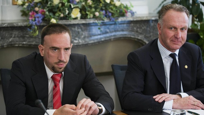 Na snímke hráč Bayernu Franck Ribéry a prezident klubu Karl-Heinz Rummenigge.