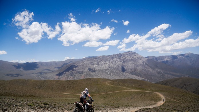 Francúzsky motocyklový pretekár Alein Hermet na KTM  počas 3. etapy pretekov Rely Dakar.