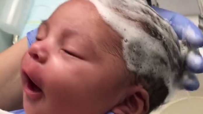 Jednoduché veci sú tie najkrajšie. Bábätko si vychutnáva umývanie vlasov