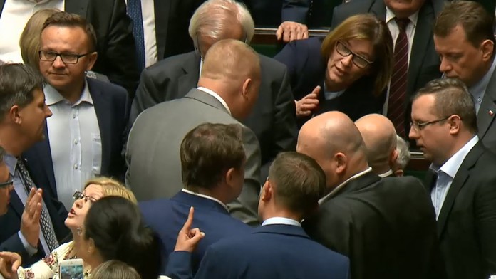 Poľskom zmieta ďalšia politická kríza. V parlamente zazneli drsné slová