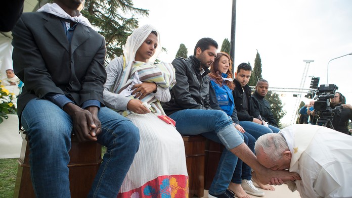 Pápež František umyl migrantom nohy