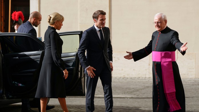 Obete zneužívania vyzvali Emmanuela Macrona, aby túto tému otvoril na stretnutí s pápežom