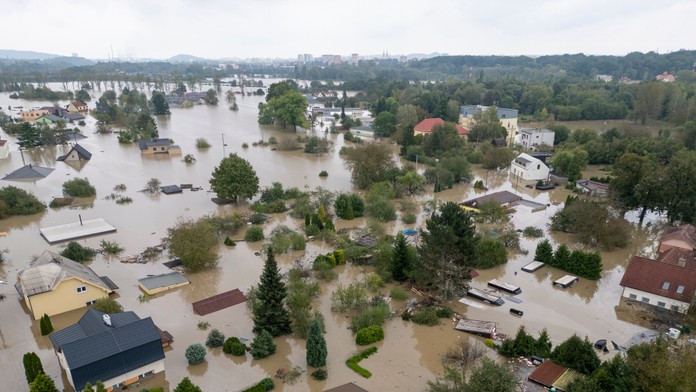 Obyvatelia Česka zasiahnutí povodňami môžu čerpať okamžitú pomoc a majú nárok na voľno