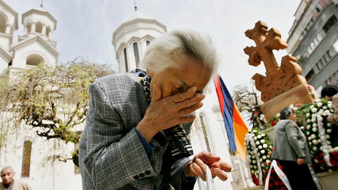 Žena z arménskej komunity v Rumunsku reaguje počas vzdávania úcty obetiam Arménskej genocídy 
