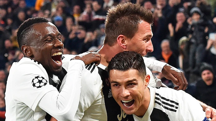 Mario Mandžukič oslavuje so spoluháčmi Blaisom Matuidim a Cristianom Ronaldom svoj gól.