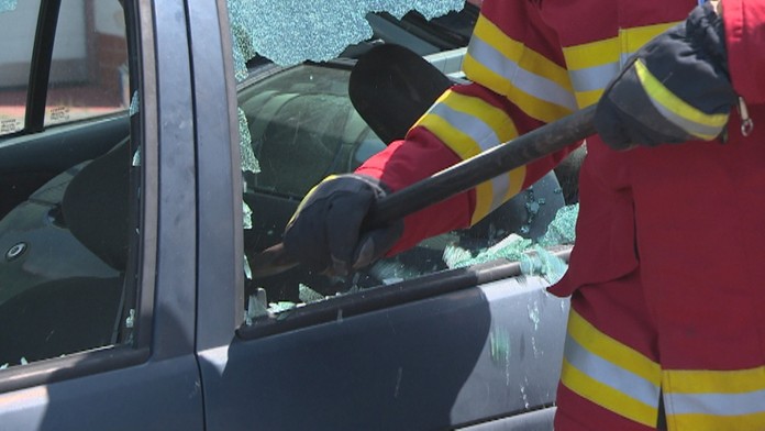 Hasiči rozbíjajú okno.