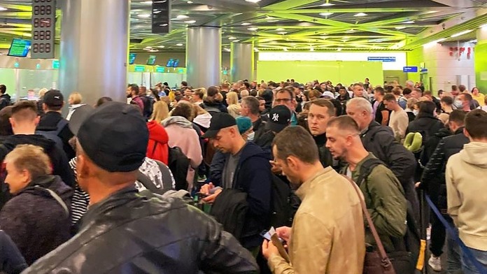 Ako keď včely naraz vyletia z úľa. Aplikácia ukazuje exodus Rusov po vyhlásení mobilizácie