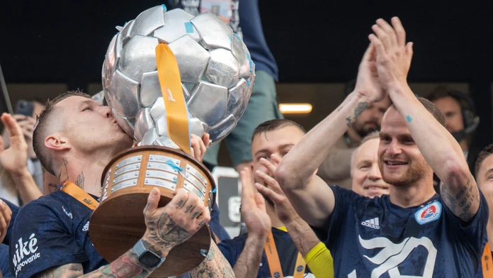 Na snímke futbalisti Slovana Bratislava, zľava Juraj Kucka a Lukáš Pauschek počas osláv.