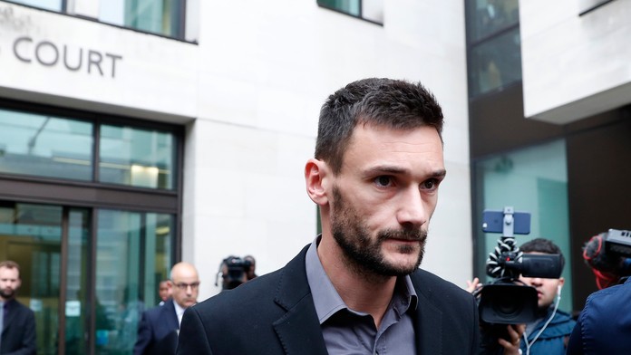 Francúzsky brankár v službách Tottenhamu Hugo Lloris opúšťa súd v Londýne.