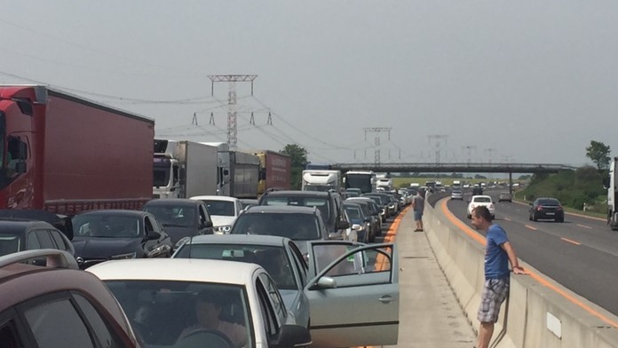 Ľudia čakajúci v kolónach na D1