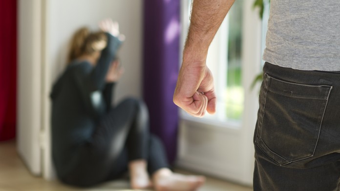 Hrôza na západnom Slovensku. Tehotnú manželku bil päsťou do tváre, s nožom v ruke sa jej vyhrážal zabitím