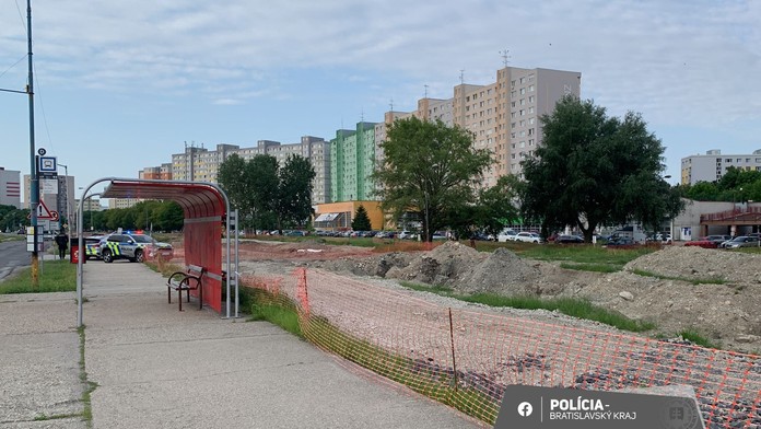 Uzatvorené okolie na Jantárovej ulici v bratislavskej Petržalke po náleze munície.