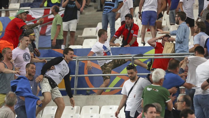 Na snímke bitka medzi fanúšikmi  po zápase B-skupiny na majstrovstvách Európy medzi Anglickom a Ruskom.