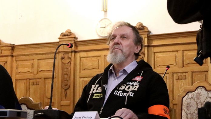 Juraj Cintula v súdnej sieni čaká na rozsudok