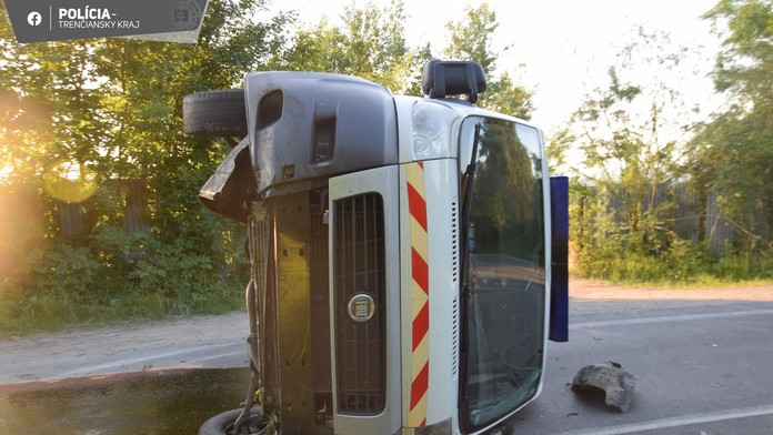 Prevrátená sanitka na ceste.