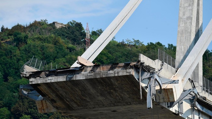 Pohľad na torzo diaľničného mosta Morandi v Janove.