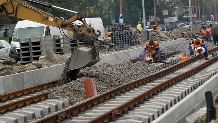 Na snímke sprava tréner slovenskej futbalovej reprezentácie Pavel Hapal  a stredopoliar Patrik Hrošovský.