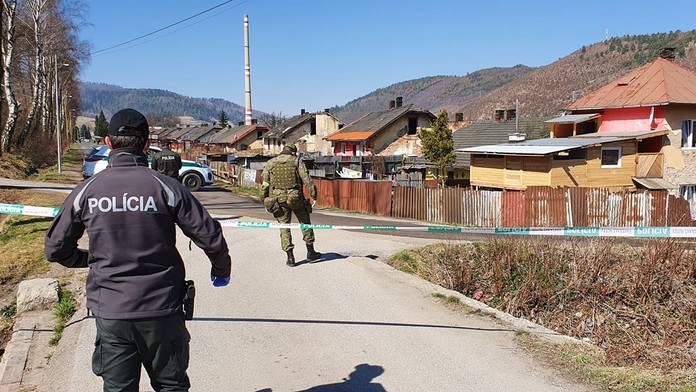 Osadu v Krompachoch strážia policajti aj vojaci.