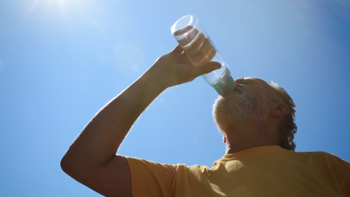 V horúčavách nepodceňujte riziko úpalu či úžehu. Pozrite sa, ako poskytnúť pomoc pri prehriatí