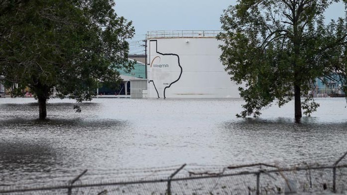 Záplavy v areáli chemického závodu Arkema v Houstone.