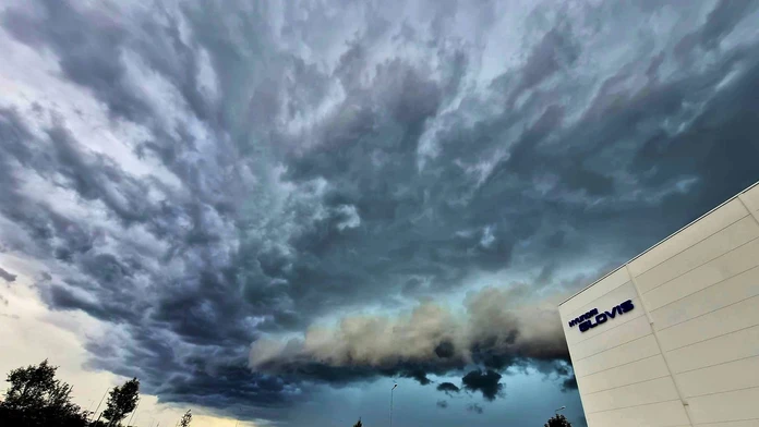 FOTO: Na Slovensko dorazila výrazná búrková línia. Prináša lejak aj silný vietor
