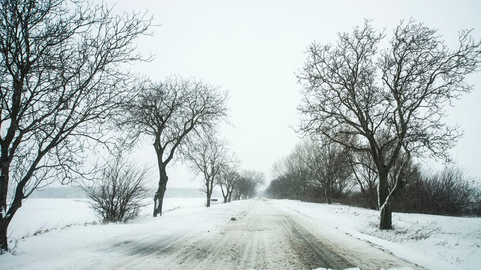 Na snímke zasnežená cesta medzi Dunajskou Stredou a obcou Medveďov.