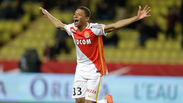 Kylian Mbappé z Monaca oslavuje gól v lige proti Troyes.